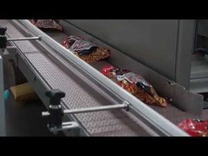 Effortlessly Pack Stand-Up Pouches of Pretzels with Combis Ergopack® 15 Case Packing Solution